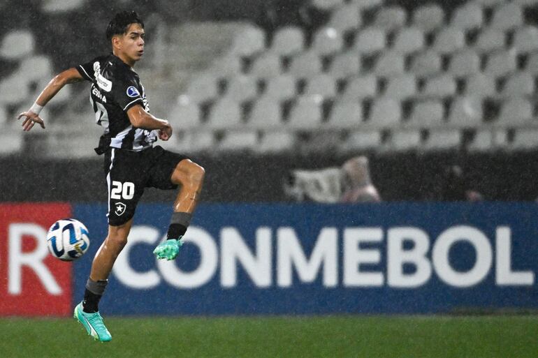 El paraguayo Matías Segovia, jugador del Botafogo, en el partido contra Patronato por la revancha de los playoffs de la Copa Sudamericana en el estadio Olímpico Nilton Santos, en Río de Janeiro, Brasil.