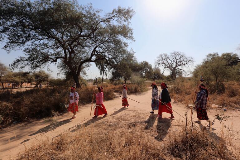 En su cultura, las mujeres conocidas como Nivachei, desempeñan un papel central. Sus danzas y cantos son elementos más distintivos de su identidad.