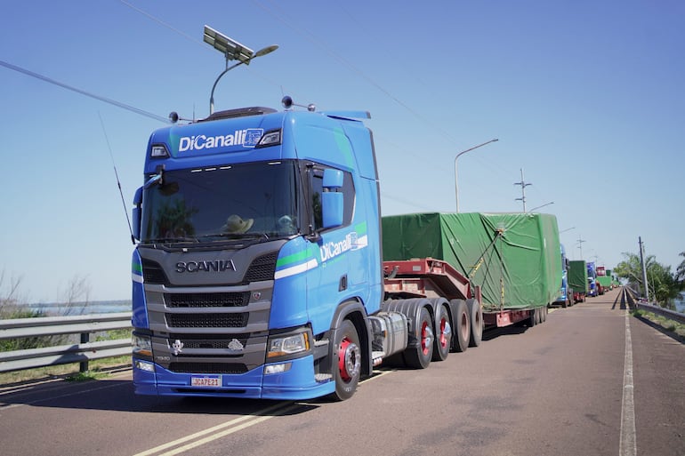 Desde el puerto de Paranaguá (Brasil) fueron transportadas las piezas en 30 camiones.