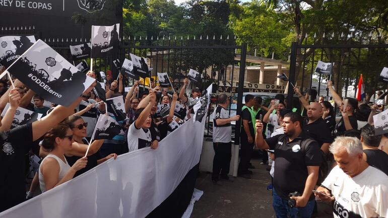 Así se preparaba la caravana para acompañar a Osvaldo Domínguez Dibb desde el club Olimpia.