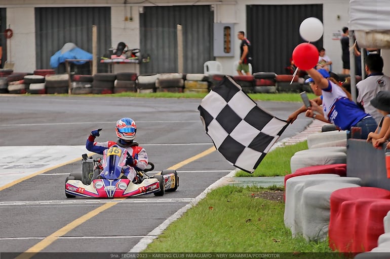 Bandera a cuadros para Alejandro Samaniego, ganador de la Senior Max y campeón 2023.