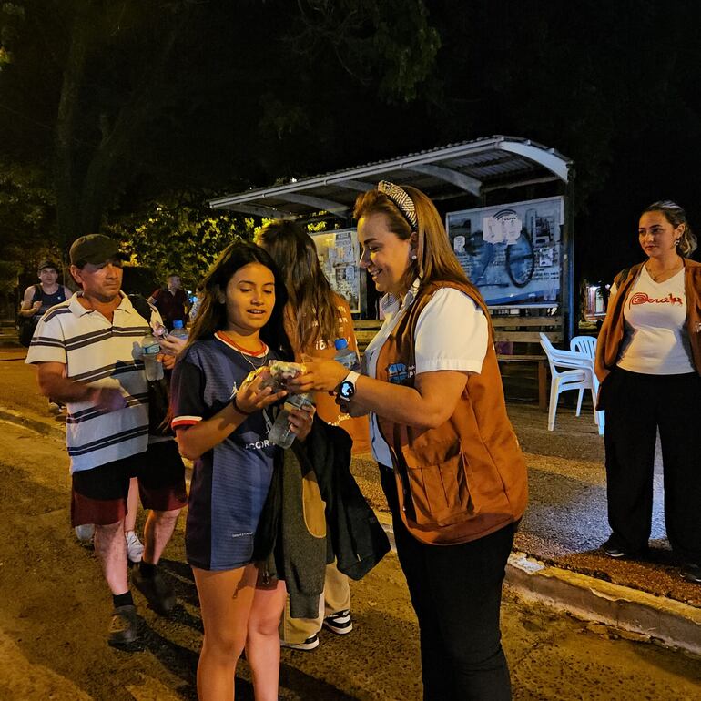 La intendenta de Capiatá, Laura Gamarra, estuvo presente entregando caramelos y aguas a los peregrinos.