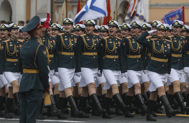 Militares rusas participan en el desfile militar del Día de la Victoria en la Plaza Roja de Moscú, Rusia, hoy. Rusia conmemora el 79º aniversario de la victoria en la Segunda Guerra Mundial sobre la Alemania nazi y sus aliados. La Unión Soviética perdió 27 millones de personas en la Segunda Guerra Mundial. 