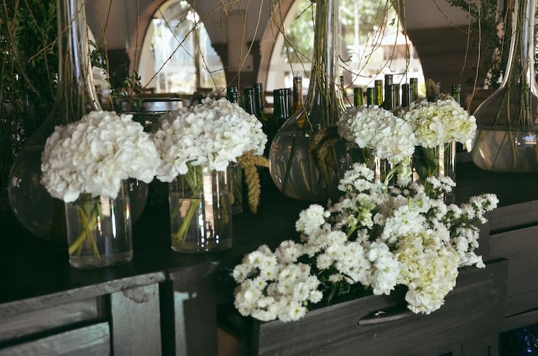 Flores blancas como parte de la lujosa decoración del festejo del Senave por sus 20 años de creación, en el exclusivo salón de eventos "Las Takuaras".