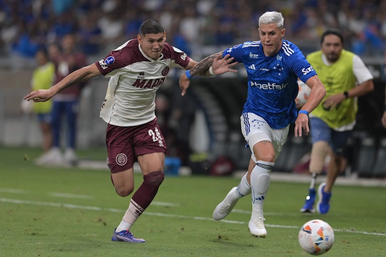 El paraguayo Juan José Cáceres (i), futbolista de Lanús, lucha por el balón en un partido frente a Cruzeiro por la ida de las semifinales de la Copa Sudamericana 2024 en el estadio Mineirao, en Lanús.