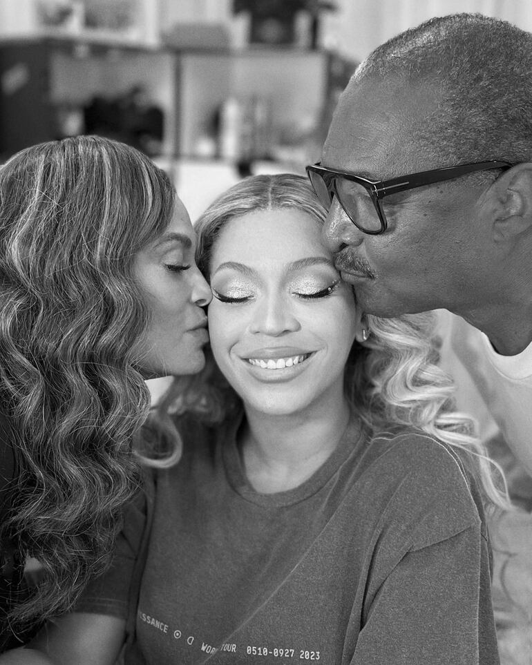 Beyoncé recibiendo besos de cumpleaños de parte de sus padres Mathew Knowles y Tina Knowles. (Instagram/Beyoncé)