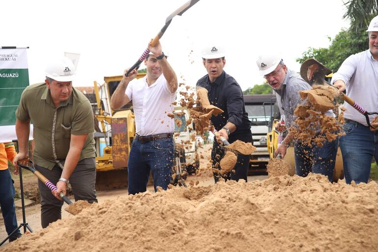 El gobernador de Caaguazú, Marcelo Soto ( camisa blanca); el senador  Silvio Ovelar y el director de Itaipú, Justo Zacarías, en la palada inicial.
Fecha	08-04-2024 15:43 08-04--2024