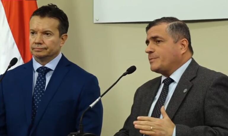 Carlos Arregui junto a rené Fernández, en conferencia de prensa este martes.