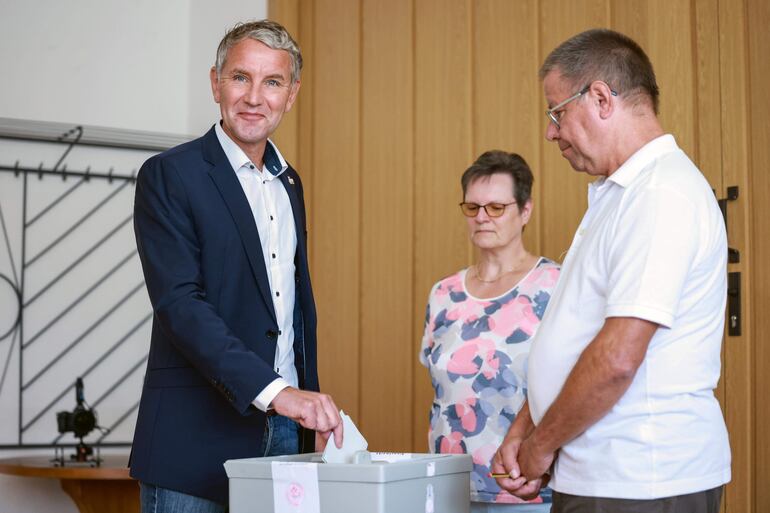 El principal candidato de extrema derecha de AFD, Bjoern Hoecke, vota en las elecciones regionales de Turingia. El triunfo de la extrema derecha en dos elecciones regionales en el este de Alemania el domingo provocó un terremoto político en el país y debilita aún más la coalición de centroizquierda de Olaf Scholz, cuando falta un año para las legislativas.