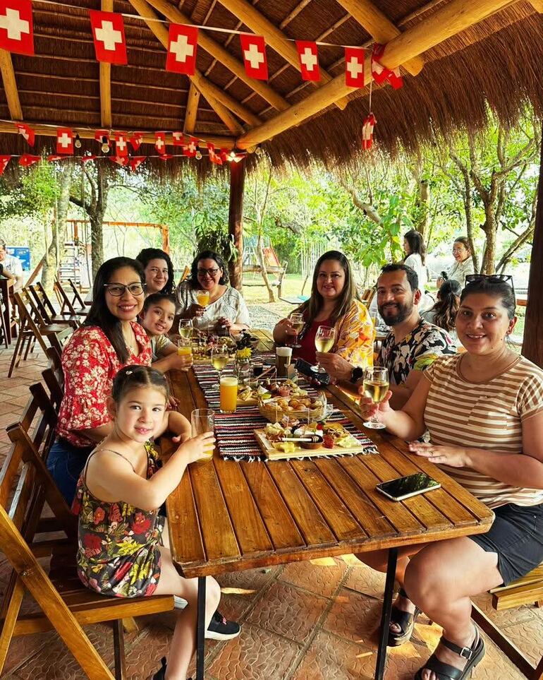 Los turistas disfrutan de las degustaciones de quesos.