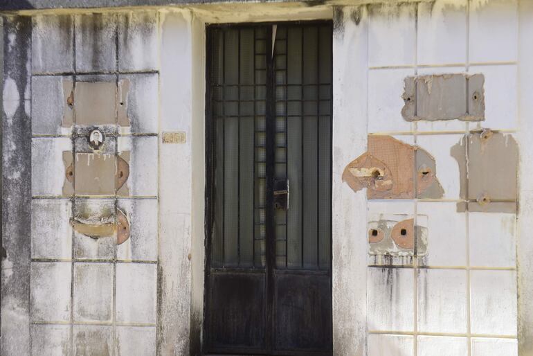 Ya casi todos los panteones se han quedado sin placas ni cruces ante el total abandono y la inseguridad en la Recoleta.