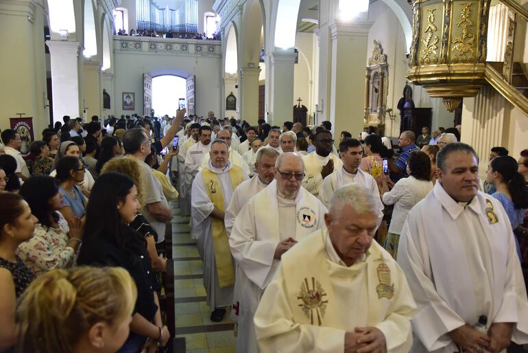 Muchos consagrados participaron de la misa crismal que es eminentemente sacerdotal.