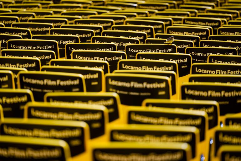 Sillas con el logo del Festival de Cine de Locarno se instalan en la plaza Piazza Grande durante el festival que se extenderá hasta el próximo 12 de agosto.
