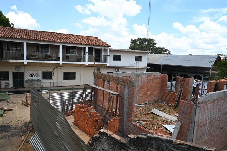 En el fondo de la obra, dos obreros estaban trabajando en levantar las paredes para una sala de clases en la escuela Chaco Paraguayo.