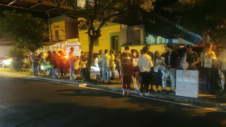 Padres y alumnos del colegio Cristo Rey de Asunción.