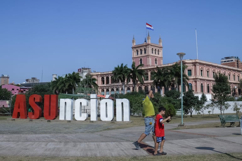 Una bandera nacional paraguaya ondea en la parte alta del Palacio de los López, sede del Gobierno, en Asunción.