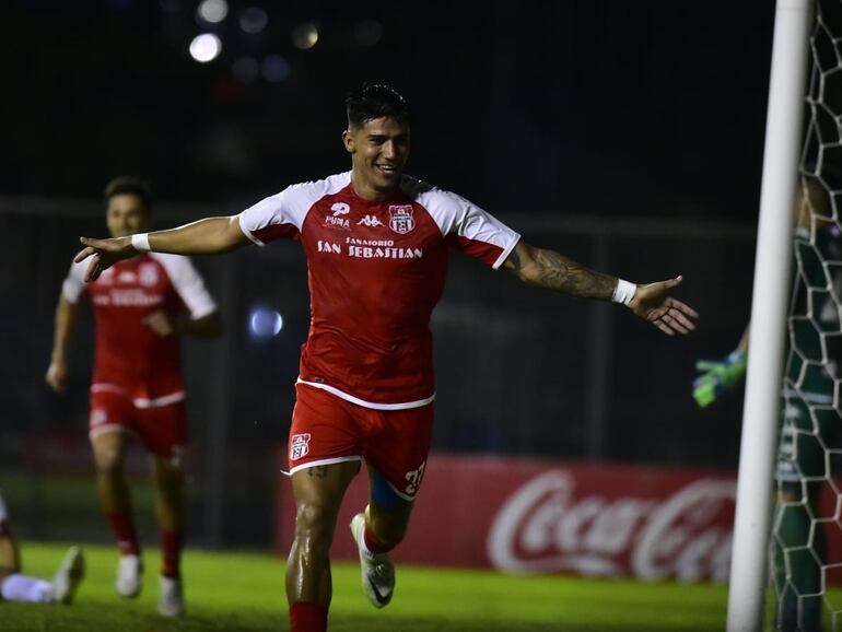 El paraguayo Junior Marabel, futbolista de  General Caballero de Juan León Mallorquín, celebra un gol en el partido contra Nacional por la séptima jornada del torneo Clausura 2023 del fútbol paraguayo en el estadio Arsenio Erico, en Asunción.