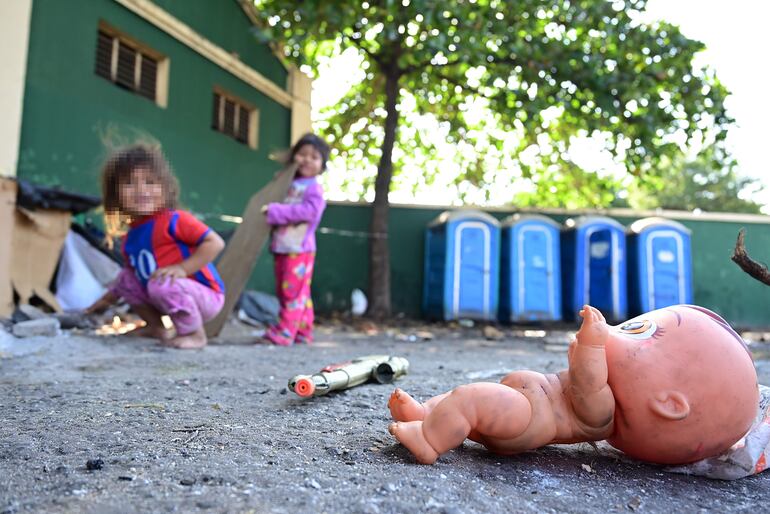 Niños pequeños juegan frente al Indi, en precarias condiciones sobre la avenida Artigas.