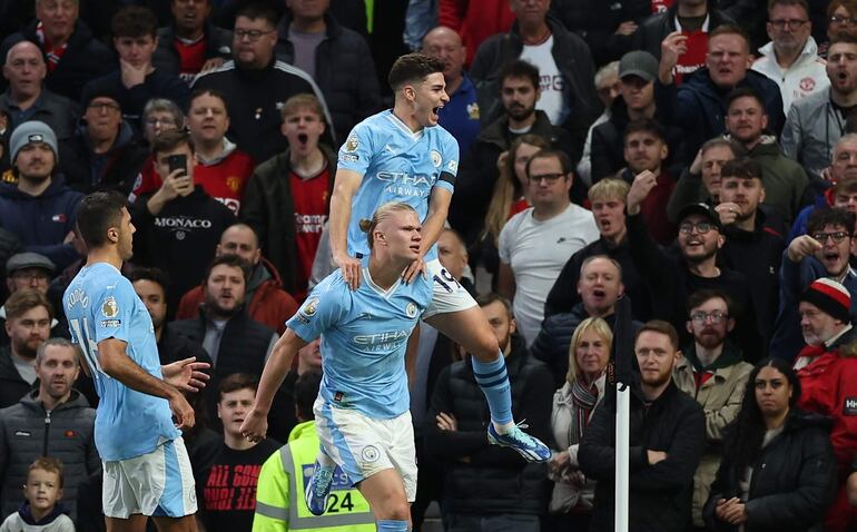 Manchester (Reino Unido), 29/10/2023.- Erling Haaland de Manchester City (C abajo) reacciona después de anotar la ventaja de 1-0 desde el punto de penalti, durante el partido de la Premier League inglesa entre Manchester United y Manchester City en Manchester, Gran Bretaña, 29 de octubre de 2023.