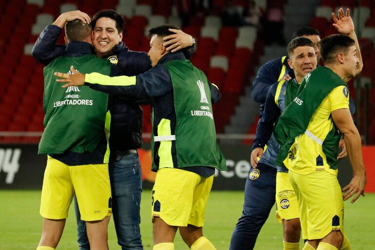 El entrenador del Sportivo Trinidense, José Gabriel Arrúa Ovelar (36 años), felicita a sus dirigidos luego de la clasificación obtenida ante El Nacional de Ecuador.