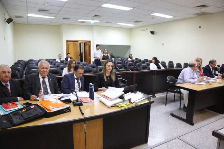 El abogado querellante Rolando Alun (segundo de la izq.) y la fiscala Sonia Sanguinés, de la Unidad de Derechos Humanos. 