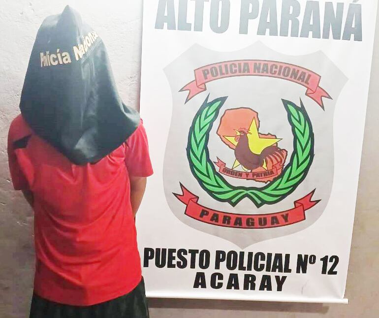 El adolescente fue entregado en la dependencia policial por su propia madre.