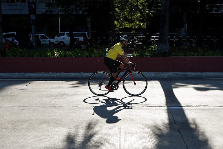 La bicicleta es un vehículo noble, resistente, que no contamina y trae beneficios para la salud individual.