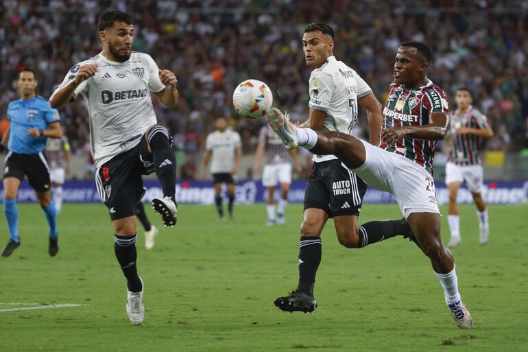 AMDEP7332. RÍO DE JANEIRO (BRASIL), 18/09/2024.- Jhon Arias (d) de Fluminense disputa el balón con Junior Alonso de Mineiro este miércoles, en el partido de ida de cuartos de final de la Copa Libertadores entre Fluminense y Atlético Mineiro en el estadio Maracaná en Río de Janeiro (Brasil). EFE/ Antonio Lacerda
