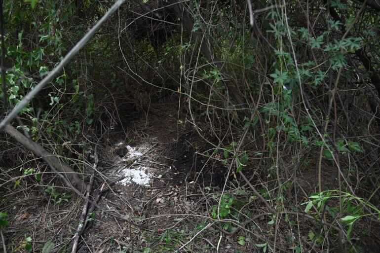 En este escondite protegido por la maleza fue encontrado el cuerpo del militar Líder Javier Ríos. Estaba cubierto con cal.