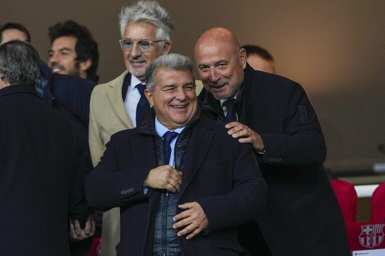 Joan Laporta (c-i), presidente del FC Barcelona, antes del encuentro correspondiente a la jornada 18 de LaLiga EA Sports disputado este miércoles frente al UD Almería en el estadio Olímpico Lluís Companys de Barcelona.