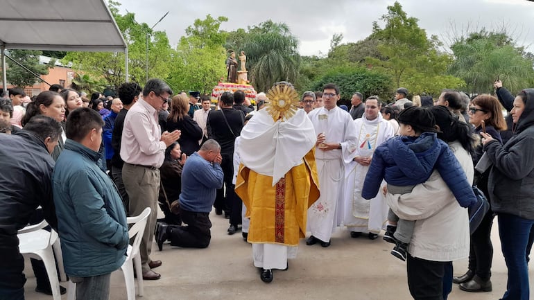 El Santísimo Sacramento encabeza la breve procesión dentro del predio del templo de San Antonio.