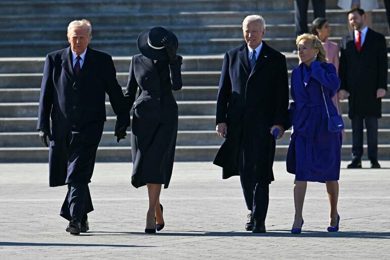 "Casi sale volando", bromeó Donald Trump respecto al sombrero de su esposa.