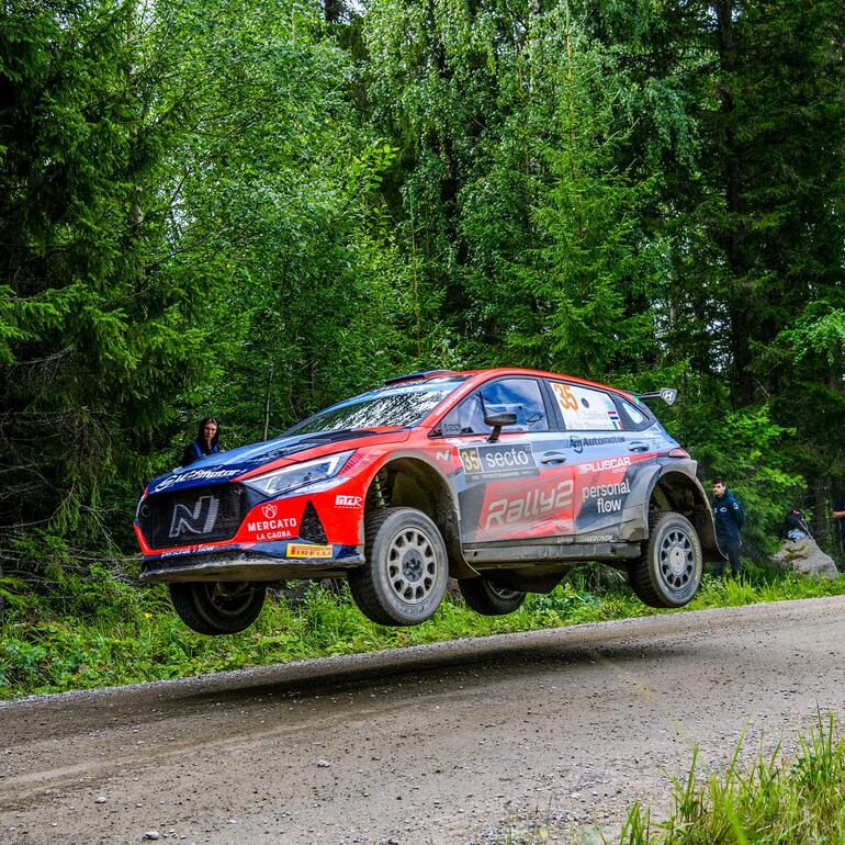 Además de ser el rally más agresivo del calendario, éste año se sumó como dificultad la lluvia y el barro. Fau Zaldívar no pudo cerrar la etapa de ayer junto a Marcelo der Ohannesian en el Hyundai i20 N Rally2, debido a los daños sufridos en el auto tras un fuera de camino.  