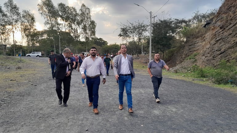 Recorrida realizada ayer en el Cerro Ñemby, por los diputados Carlos Pereira y Adrián "Billy" Vaesken.