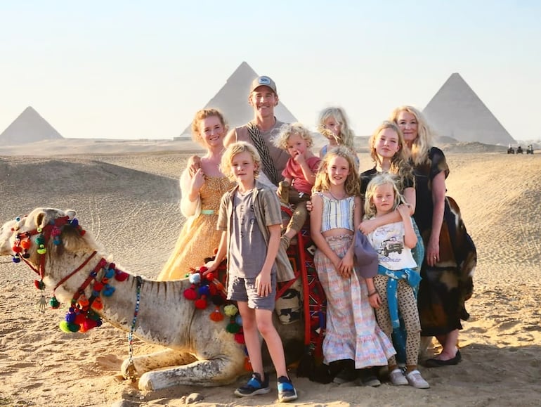 James Van Der Beek y Kimberly junto a sus seis hijos durante un reciente viaje a Egipto. (Instagram/James Van Der Beek)