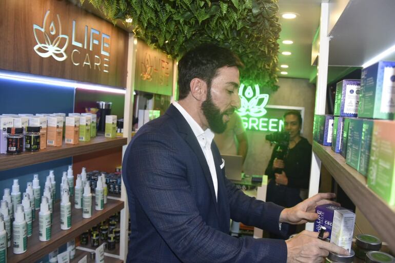 El gremio que promueve la industrialización de cannabis cuenta con un stand en la Expo MRA, donde expone la variedad de productos que contienen cañamo.