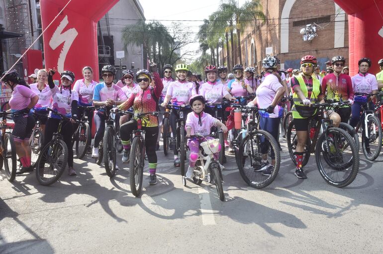 Mujeres ciclistas pedalearon para concienciar sobre la importancia de la autoexploración en la lucha contra el cáncer de mama.