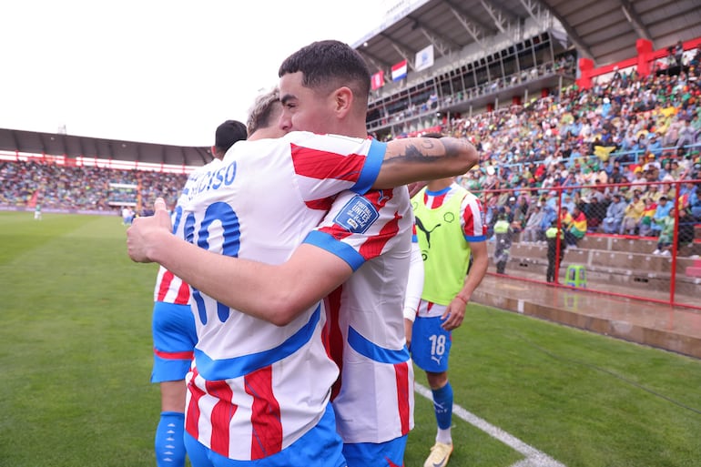 Julio Enciso y Miguel Almirón, jugadores de la selección de Paraguay, festejan un gol en el partido frente a Bolivia por la fecha 12 de las Eliminatorias Sudamericanas 2026 en el estadio Municipal, en El Alto, Bolivia.