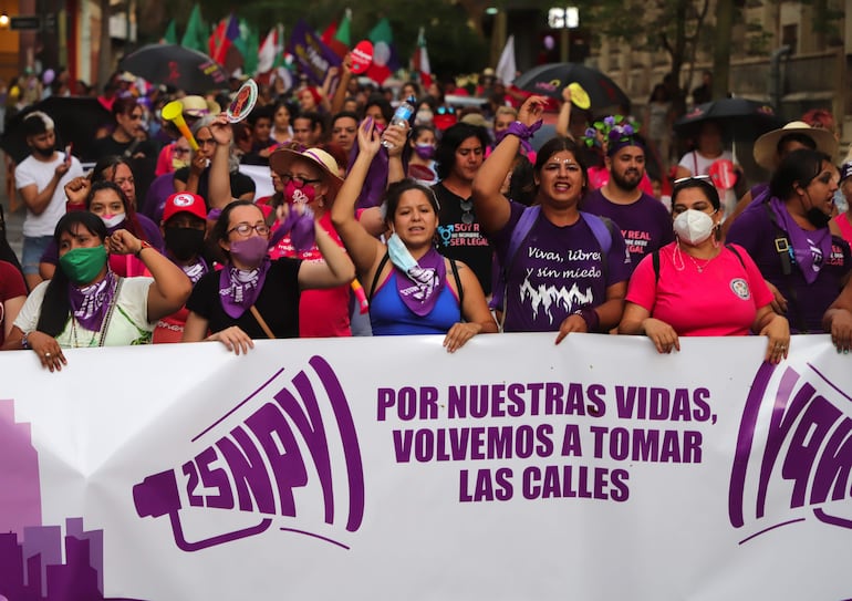 La marcha, realizada entre las plazas Uruguaya y de la Democracia, fue encabezada por la diversidad reclamando justicia para Gabi, repudiando crímenes de odio y el cese de los feminicidios.