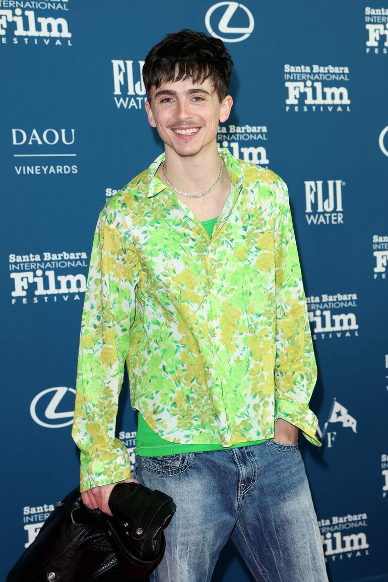 Timothée Chalamet llegó con una gran sonrisa al Teatro Arlington, en Santa Bárbara, California. (Matt Winkelmeyer/Getty Images/AFP)
