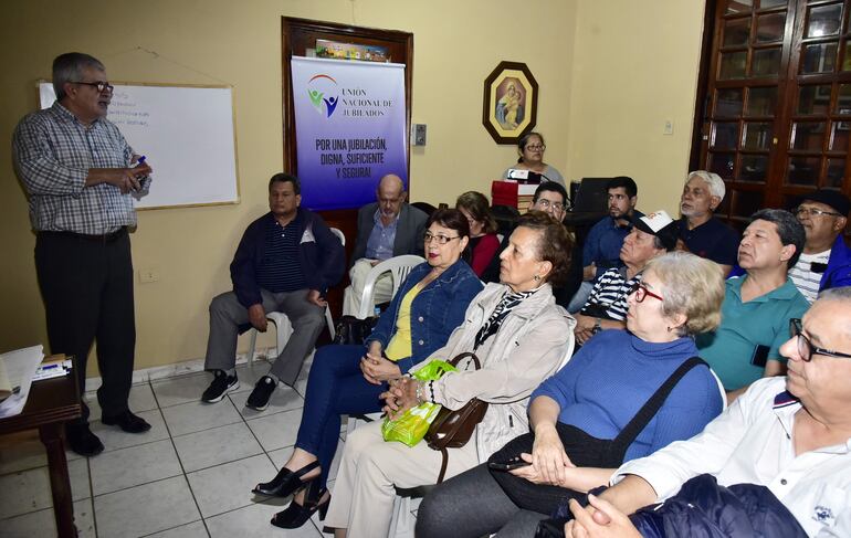 Jubilados del IPS se reunieron la tarde del martes para sentar postura de rechazo a planteamiento de María Teresa Barán. 