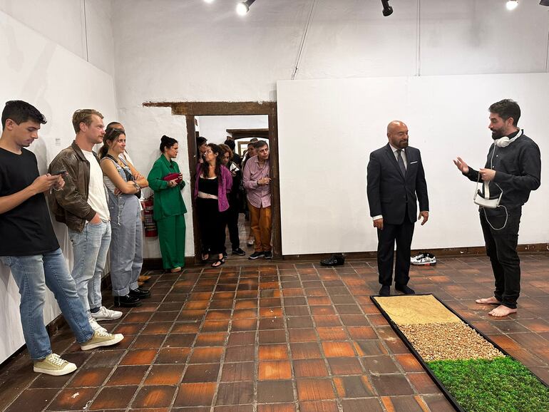 Daniel Gómez explicando acerca de su obra y su funcionamiento, durante la apertura de la exposición de las piezas finalistas del Premio Henri Matisse. Fotografía: Ethel H. Coussau.