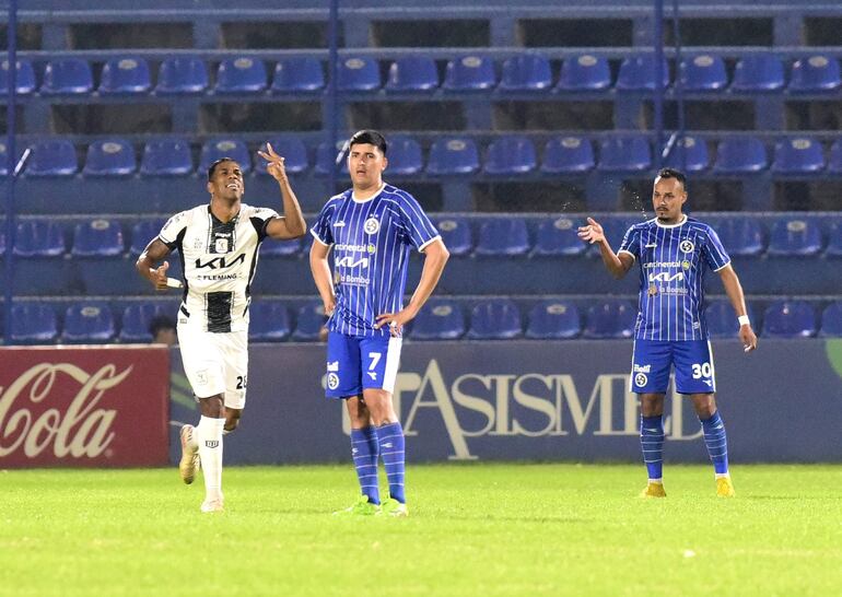 El colombiano Orlando Berrío, en una noche inspirada,  anotó sus primeros goles con la camiseta de Tacuary. Aquí celebra ante  el lamento del volante  unicolor  Diego “Mudo” Valdez y el zaguero Ismael Benegas.