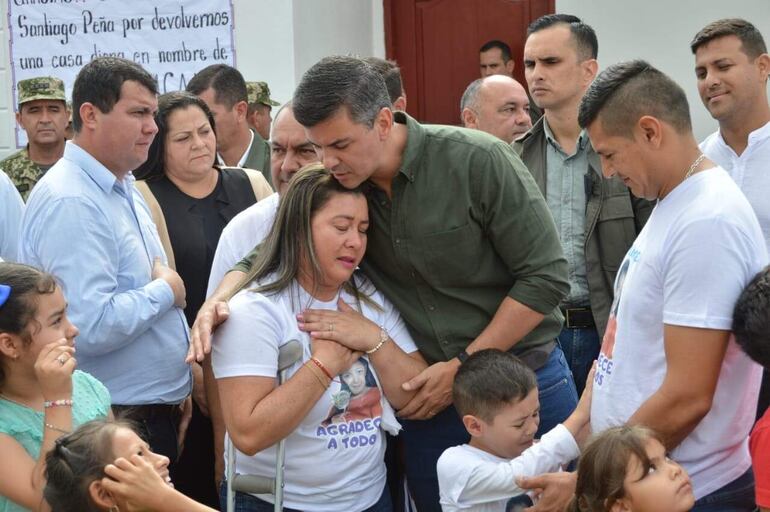 El presidente Santiago Peña conversó con los padres de la niña Abigail fallecida durante el tornado ocurrido el 2 de noviembre del 2023.