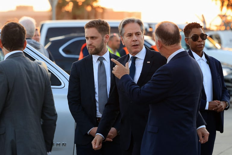 El secretario de Estado de Estados Unidos, Antony Blinken (centro-der.), observa tras su llegada a Tel Aviv.