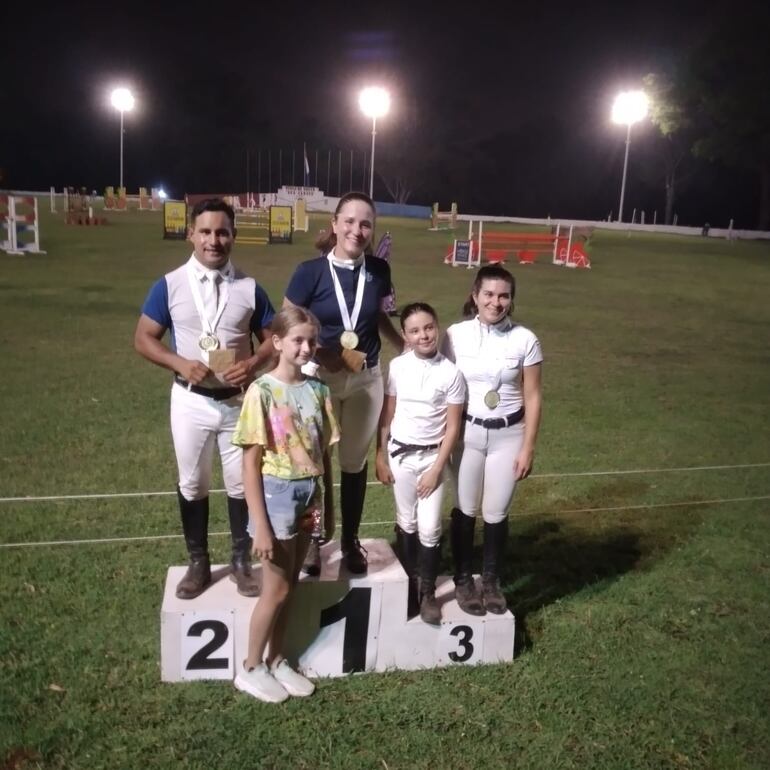 Daniela Maldonado, campeona en la categoría superior, flanqueada por el vicecampeón Natanhael Panza y Valeria Giménez, con el bronce.