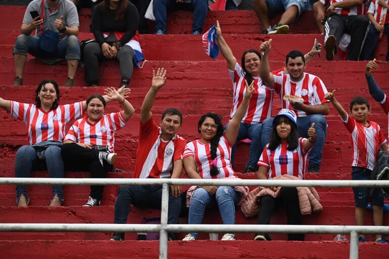 Los aficionados de Paraguay comienzan a copar el Antonio Aranda