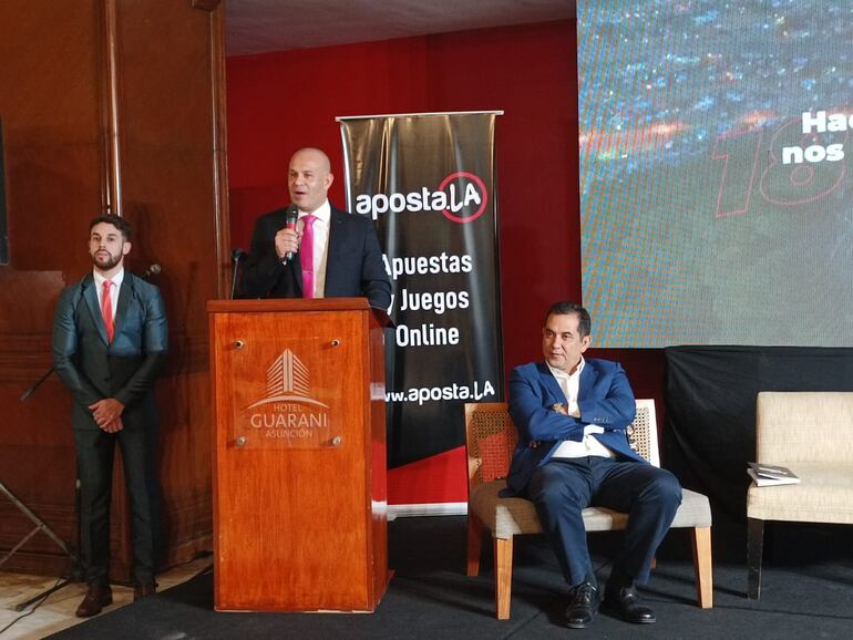 Javier Balbuena, expresidente de Conazjar, durante la presentación de su libro. Lo acompañó el senador Martín Arévalo (d).