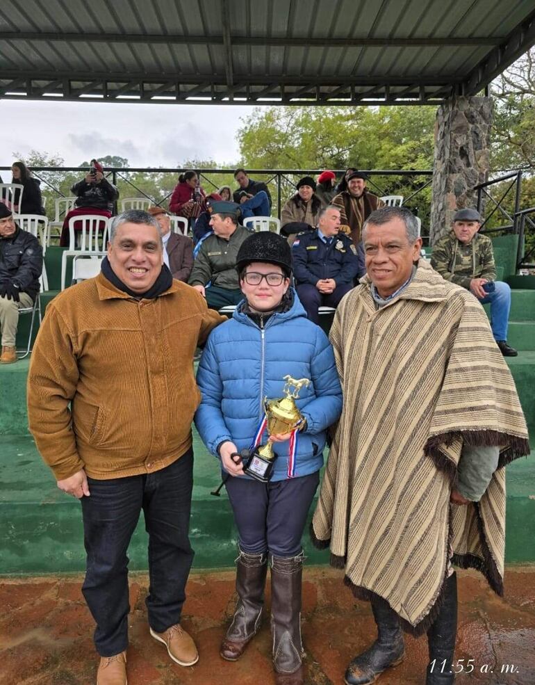 Gral. Div. (SR) Bernardino González (i), Juan Pintos, campeón en 0.60 y el Cnel. (SR) Osvaldo Peña.