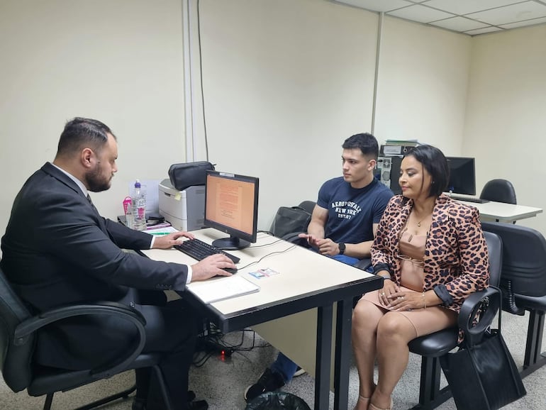 Elias Godoy Torres, hijo de la diputada liberal Roya Torres; junto a su defensora durante la audiencia preliminar.